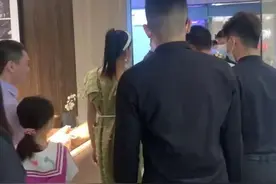 31岁女星逛街阵仗大，身后多位黑衣保镖保护，周围无人围观显尴尬图片