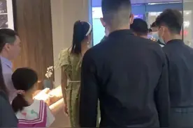 31岁女星逛街阵仗大，身后多位黑衣保镖保护，周围无人围观显尴尬图片