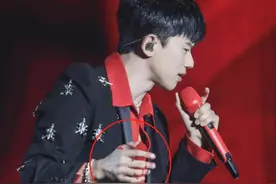 张杰演唱会发生意外！从摔下升降台背部着地，手受伤流血坚持表演图片