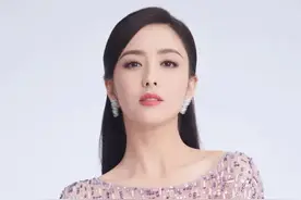 佟丽娅写真照，穿紫色长裙，气质端庄，优雅迷人，你心动了吗？图片
