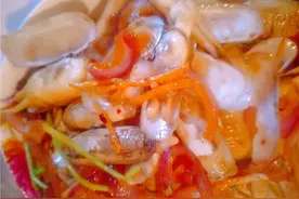 东北的七月正是吃小海鲜的季节，炒一盘蛏子，嫩滑多汁，鲜辣咸香图片