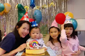 蔡少芬为儿子庆生，罕见公开三个孩子同框正面照，全都长得像妈妈图片