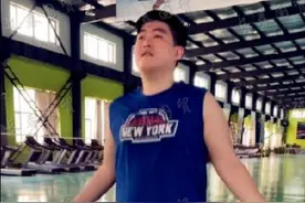 赵本山23岁儿子近照曝光 模仿老爸经典动作超像图片