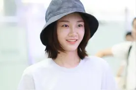 郑恺老婆苗苗的气质真天然，穿T恤配印花裤就出门，根本无需美颜图片