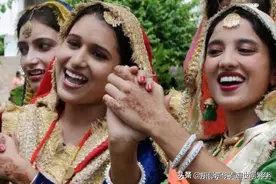 传言去印度旅游，女性游客单独去乘坐公交车危险，真相来了图片