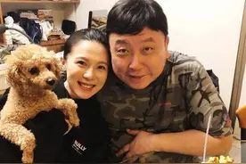 王晶晒30年前旧照，老婆竟意外撞脸邱淑贞，网友：喜好始终如一图片