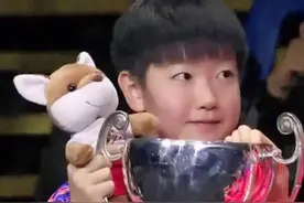 孙颖莎不愧是00后小魔王，点名刘国梁陪练，找奥委会主席要徽章图片
