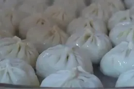 福建10岁儿童做小吃，继承奶奶老手艺，半分钟包一个，日卖6000元图片