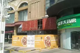 江苏泰州广告灯箱内发现女尸, 当地外卖小哥 ：是住在楼上的女士，听说喝酒掉下来了……图片