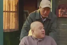 张某看望残疾老人，老人儿子竟然装作瘸子坐轮椅，老人想说却不能视频封面