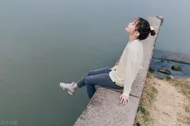 故事：被迫相亲时撞见暗恋男神，他黑脸打断我约会“我是她男友”图片