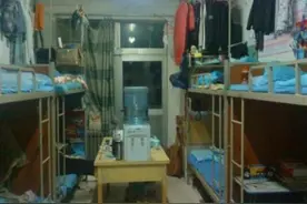 工厂妹月薪6000却坚决辞职， 她哭诉道： 千万别去包吃住的工厂图片