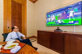 93岁李嘉诚公开豪宅私照，边看电视边吃饭，饭菜简朴得令人意外图片