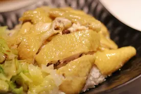 广东人教你做白切鸡，3个技巧要掌握，皮脆肉嫩，色泽金黄没腥味图片