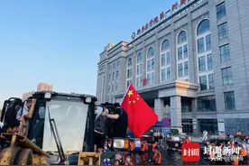 卫辉百年医院万人大转移：医生边推担架边哭，新生宝宝还套着塑料袋图片