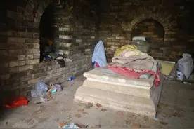 朱元璋女儿墓被发现，有活人居住其中，就睡在其棺材上图片