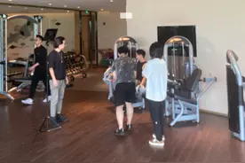 网曝台湾过气男明星被投诉，蹭酒店健身房还大声讲话，辰亦儒躺枪图片