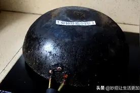 不管锅底油垢多脏多厚，只需撒一把，5分钟去除干净，太实用了图片