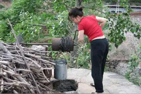 农村现在有些人不吃井水了，改用净水机过滤水，两者究竟哪个好？图片