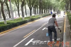 小区内停车位不够，停外面又被贴条，看看西安这个小区咋解决的图片