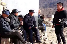 村干部挨家挨户宣传农村合并，农民不仅不同意还往外撵？这是为啥图片