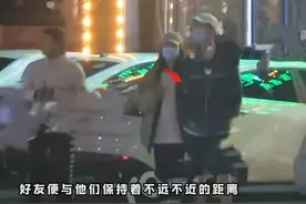又一对明星恋情疑曝光，深夜挽手一同回家，女方是郭麒麟绯闻女友图片