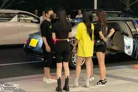 王思聪坐6.5米奔驰车出门，此车可以坐6人，网友：这车是他的？图片