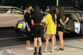王思聪坐6.5米奔驰车出门，此车可以坐6人，网友：这车是他的？图片