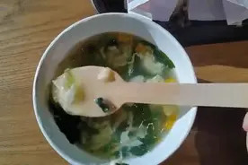 肯德基喝汤换木勺了？网友：舀汤舀了个寂寞图片