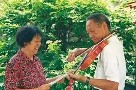 “90后”袁隆平：与妻一眼定终身，晚上游泳带剪刀，还被赞心细图片
