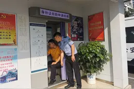 国庆我在岗丨身份证快到期怎么办？ 自助机器来帮忙图片