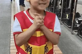 小朋友遇消防员出警秒变迷弟，网友：这才是该追的人图片
