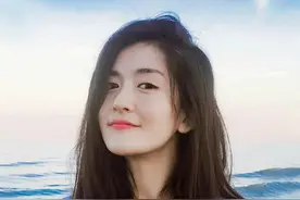 谢娜神还原刘敏涛表情，但是神态动作之后，我更注意她拿话筒姿势图片