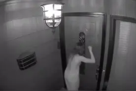 美国女子午夜裹浴巾在走廊哭泣，敲门求救无人应，令人想起蓝可儿图片