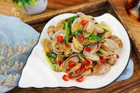 花甲吐沙，海边人教的好方法，不用盐不用油，十几分钟乖乖吐干净图片