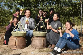 张也吕继宏在福建体验摘水果、包饺子，合作多常被观众误会是夫妻图片