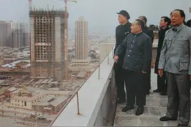 他是深圳特区政府第一任市长，17岁入党，邓小平夸赞他，活了79岁图片