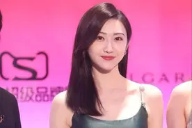 景甜越来越放得开了，穿吊带方领裙亮相，倒三角身材让人羡慕图片