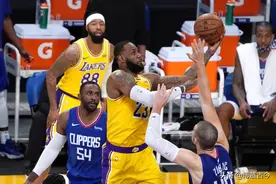 NBA级别的力量有多强悍？奥尼尔扣倒篮球架，张伯伦举人似玩偶图片