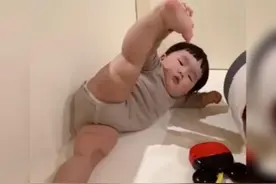 萌娃抓脚丫放头顶引热议，轻松自然不费力，堪称“灵活的胖子”图片