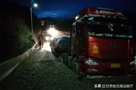 货车下坡失控 避险车道“救命”图片