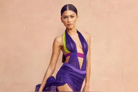 蜘蛛侠女友太会凹造型，身材健美怎么拍都好看，网友：一身腱子肉图片