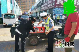 拍客：长治交警为三轮车喷涂“严禁载人”标语图片