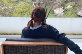47岁蔡少芬真显嫩，背影看起来像少女，绑双马尾穿潮品也太减龄图片