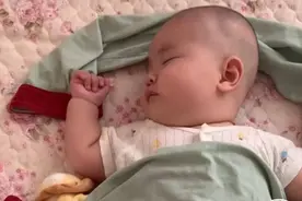 给宝宝围上爸妈的衣服，孩子就能睡整夜？这么好的方法为啥才知道图片