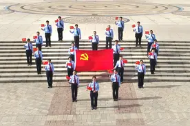 迎五四，展风采｜新乡市税务局开展“我与党旗合个影”活动图片