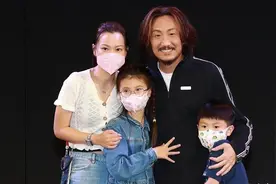 郑中基一家四口罕见露面，妻子颜值不如前妻阿Sa，一对儿女太像爸图片