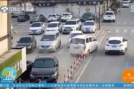 爸爸带着14岁的儿子在停车场学驾车 6车被撞，爷俩遭重罚图片