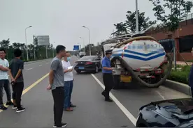 吸粪车偷排粪水进雨水井，城管及时查处图片