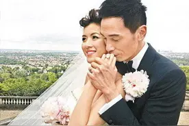 陈豪一家五口海边戏水，49岁发福肚腩大，妻子生3胎身材仍出众图片